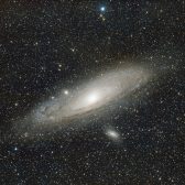 夜色导航主笔陆星野在编辑部工位前的照片，桌面上摊着实测记录表