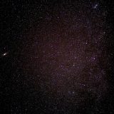 夜色导航主笔陆星野的工作照，暖色灯光下的编辑部场景