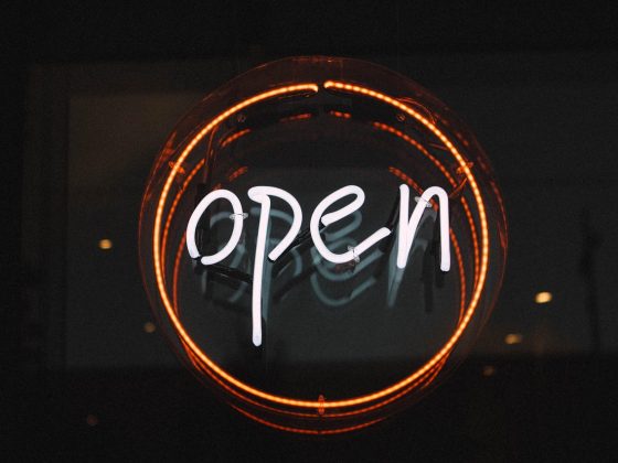夜色导航入口加载速度测试界面截图风格图，展示响应时间与可用率数据面板