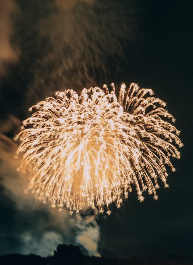 夜色导航站点数据榜编辑部在夜间核对入口状态并记录更新批次的工作场景
