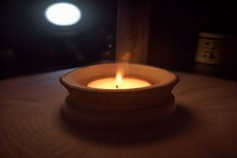 夜色导航编辑团队在会议室内进行内容策略讨论，白板上写满分类方案与用户反馈关键词，气氛认真投入