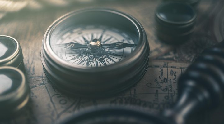 夜色导航编辑部桌面上摊开的分类卡片，标注入口来源与复核日期
