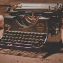 夜色指北编辑部作者何一舟的方形头像，暖色背景下的半身剪影