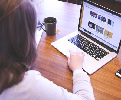 工作人员在夜间灯光下用手机拍摄下载页面截图，屏幕上可见文件大小与版本编号信息，用于后续逐条比对