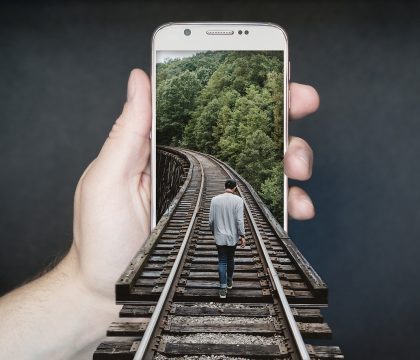 夜色导航 手机屏幕上显示夜色AI下载页面的版本信息与更新时间戳特写