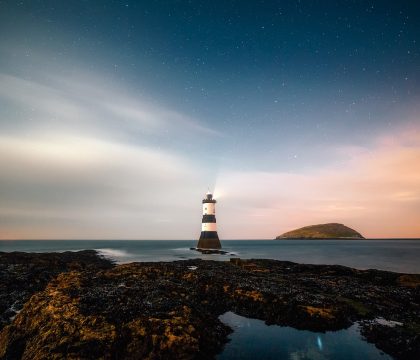 手机端夜色导航分类目录的滚动截图，展示多条主线与细分标签