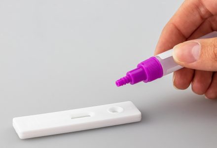 手机端夜色导航页面加载速度测试截图，旁边放着秒表和记录用的笔记本