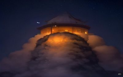 用户在手机浏览器中打开夜色导航的操作场景，屏幕显示导航首页，背景为温馨的夜晚书桌环境